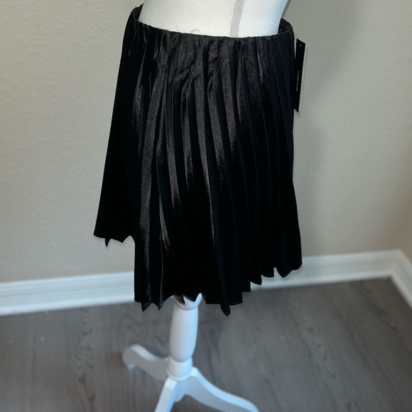 Lulus ‘Feeling Snazzy’ Black Satin Pleated Mini Skirt, NWT - Picture 3 of 9